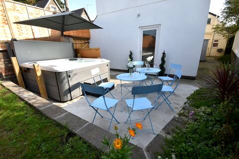Hottub staghouse nr city centre,garden & airhockey