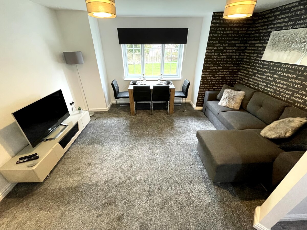 Top Airbnb: Superb Modern Two Bedroom Apartment & Free Parking in Morley