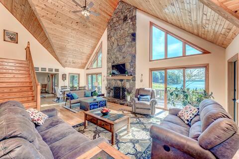 *Quiet Waters LakeFront Escape*