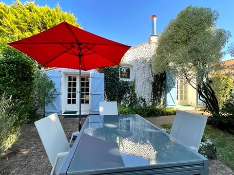 Cheerful cottage in the countryside and by the sea