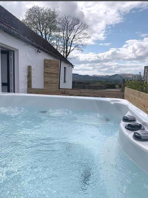 Open plan 2 bedroom cottage with hot tub