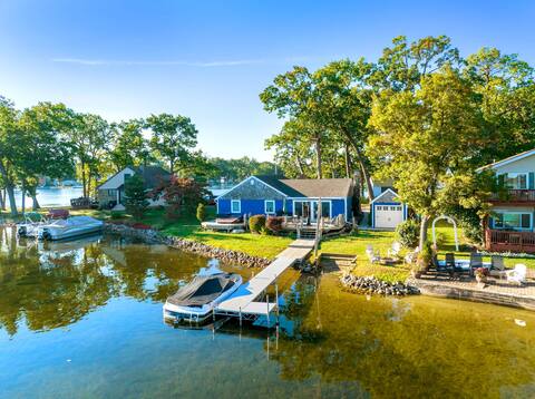 The Blue House - Lake front with Hot Tub!