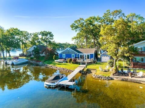 The Blue House - Lake front with Hot Tub!