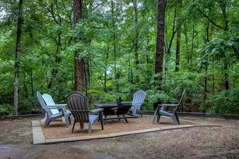 Quiet cabin in the woods, fishing pond & fire pit