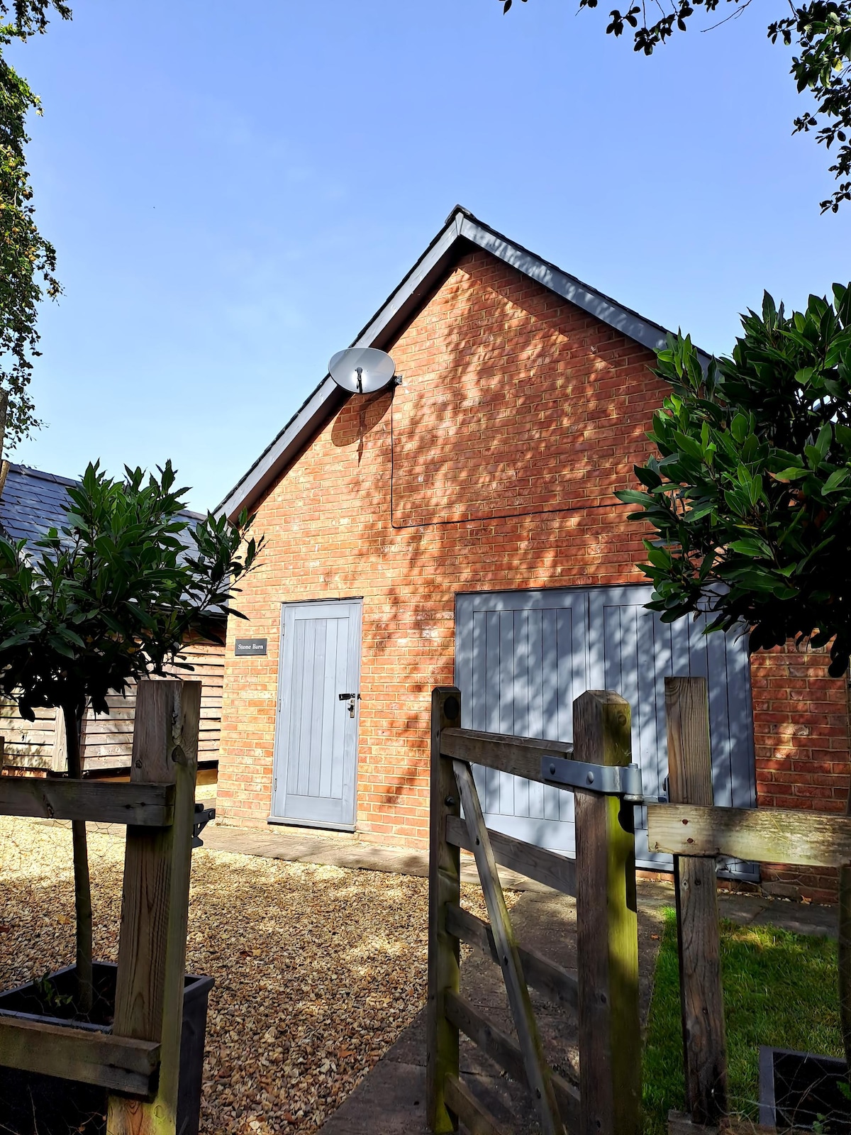 Stone Barn Cottage,  Farnham, up to 8 adults