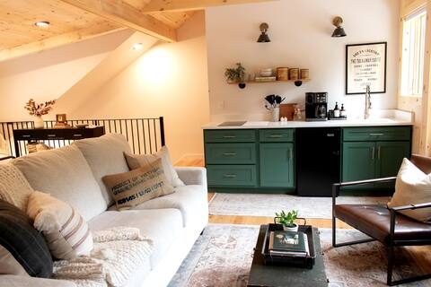 Guest Suite w/hot tub & fireplace