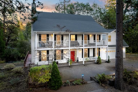 Private Creek, Majestic Mountain Views, Huge Decks