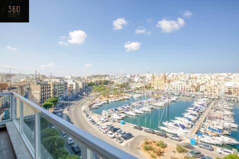 Seafront, designer APT with Private Terrace + WIFI