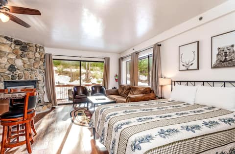 Lovely Corner Condo A106, inside the Park!