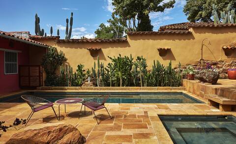 Spacious house pool