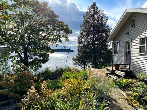 Stunning Lakefront Paradise