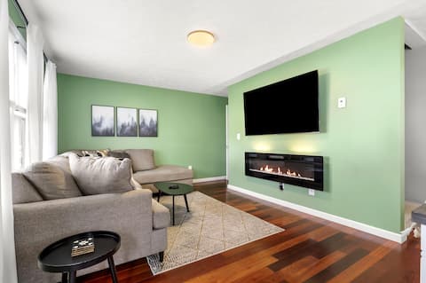 Spacious 4 bedroom w/ 3 floors, Sauna, Lg Backyard