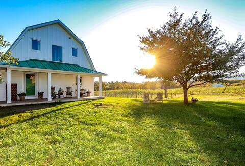 Farm winery cottage with mountain & vineyard views