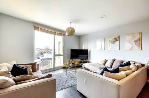 3 Bedroom Penthouse Apartment - Central Maidenhead