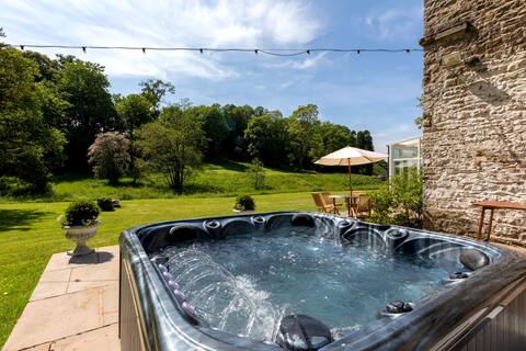 Riverside Picturesque Cottage | Views & Hot Tub
