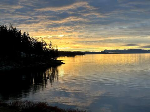 Beachfront retreat, hot tub, storm watching, Sitka