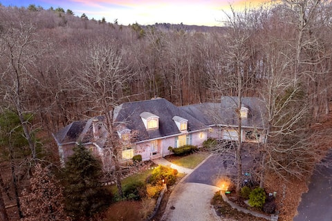 Fancy Poconos Castle & Indoor MEGA 10+ Hot Tub