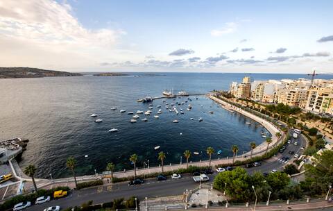 Elegant seafront highrise with breath taking views