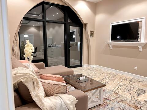 Luxury Hotel Suite (60m)with bedroom and private entrance