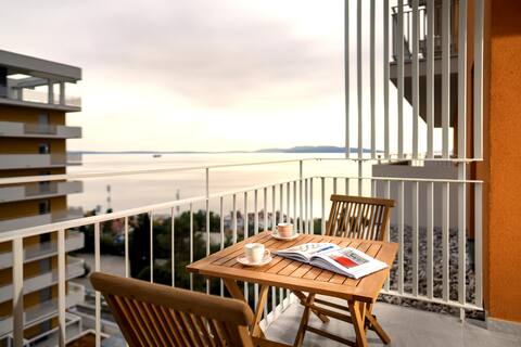 Mannequin: Near the beach and pool, parking provided