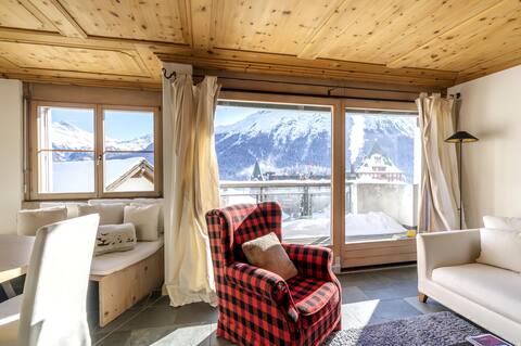 Luxury Penthouse: Sauna, 3 Rooms, Lake View, Parking
