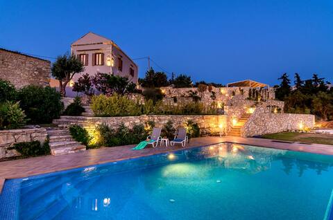 Villa Olga, 3 BD, private pool and heated jacuzzi!