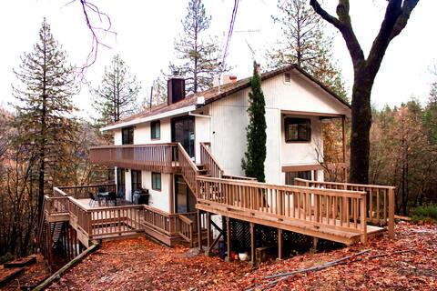 Mountain Cabin w/ Gorgeous Forest Lounge & Hot Tub