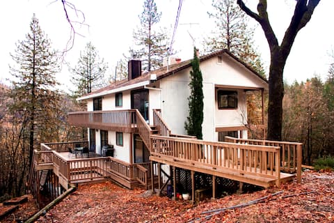Mountain Cabin w/ Gorgeous Forest Lounge & Hot Tub