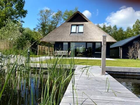 Holiday home directly on the lake