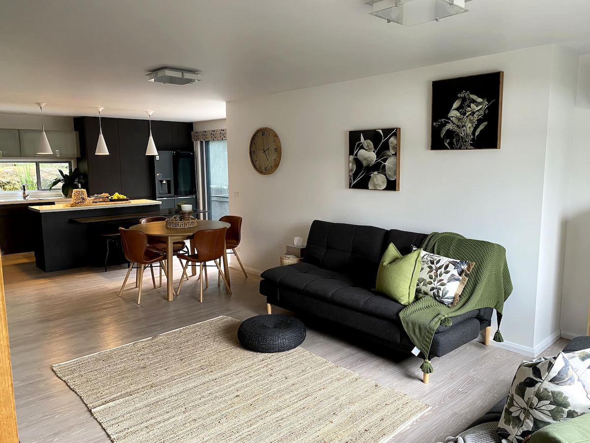 Top Airbnb: Central and spacious three bedroom townhouse in Warrnambool