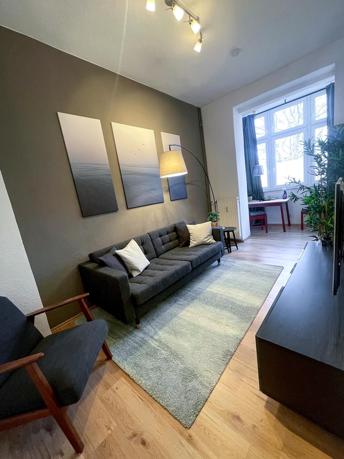 Top Airbnb: Modern Cozy apt. -with 2 TV, Netflix and work desk in Ostviertel