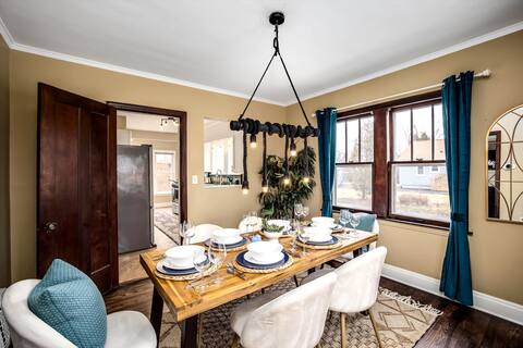 10 Mins To The Big House/ Sleeps Up To 10 Guests