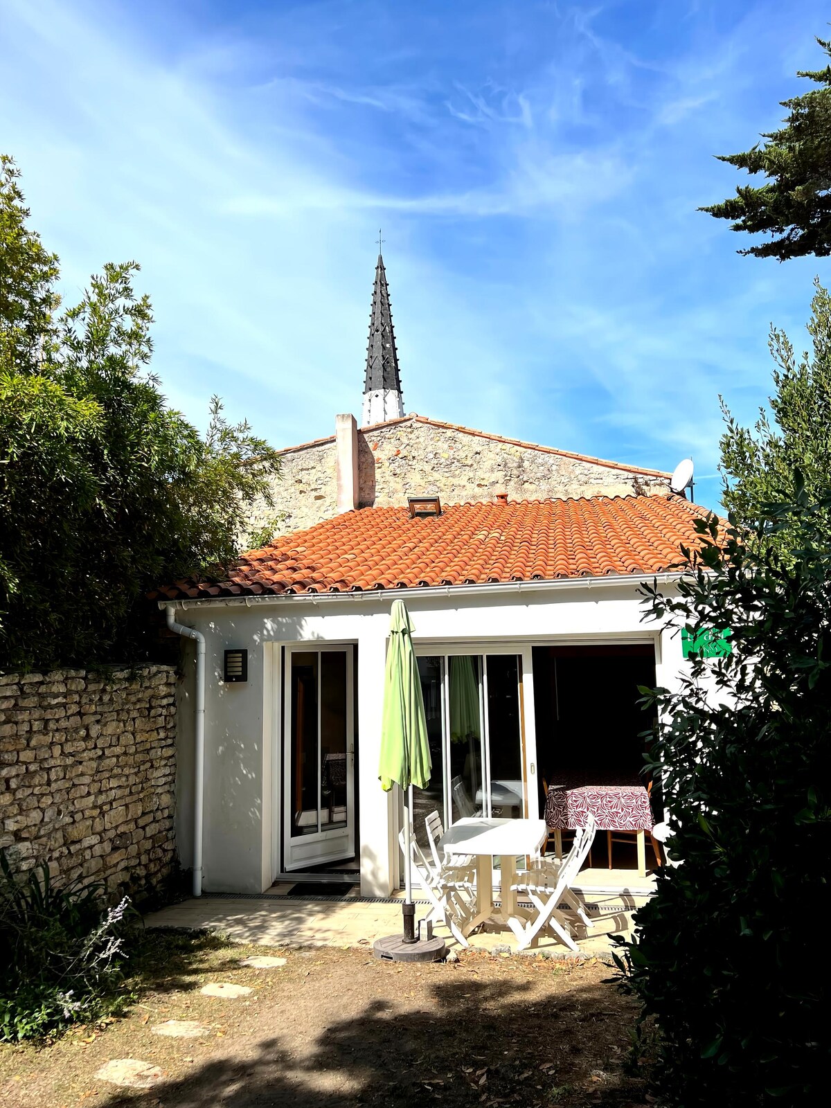 Annuncio Airbnb popolare: Renovated cellar in the heart of the village a Ars En Ré