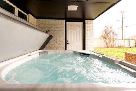 6 min to Airport | HOT TUB | POOL TABLE | Arcade