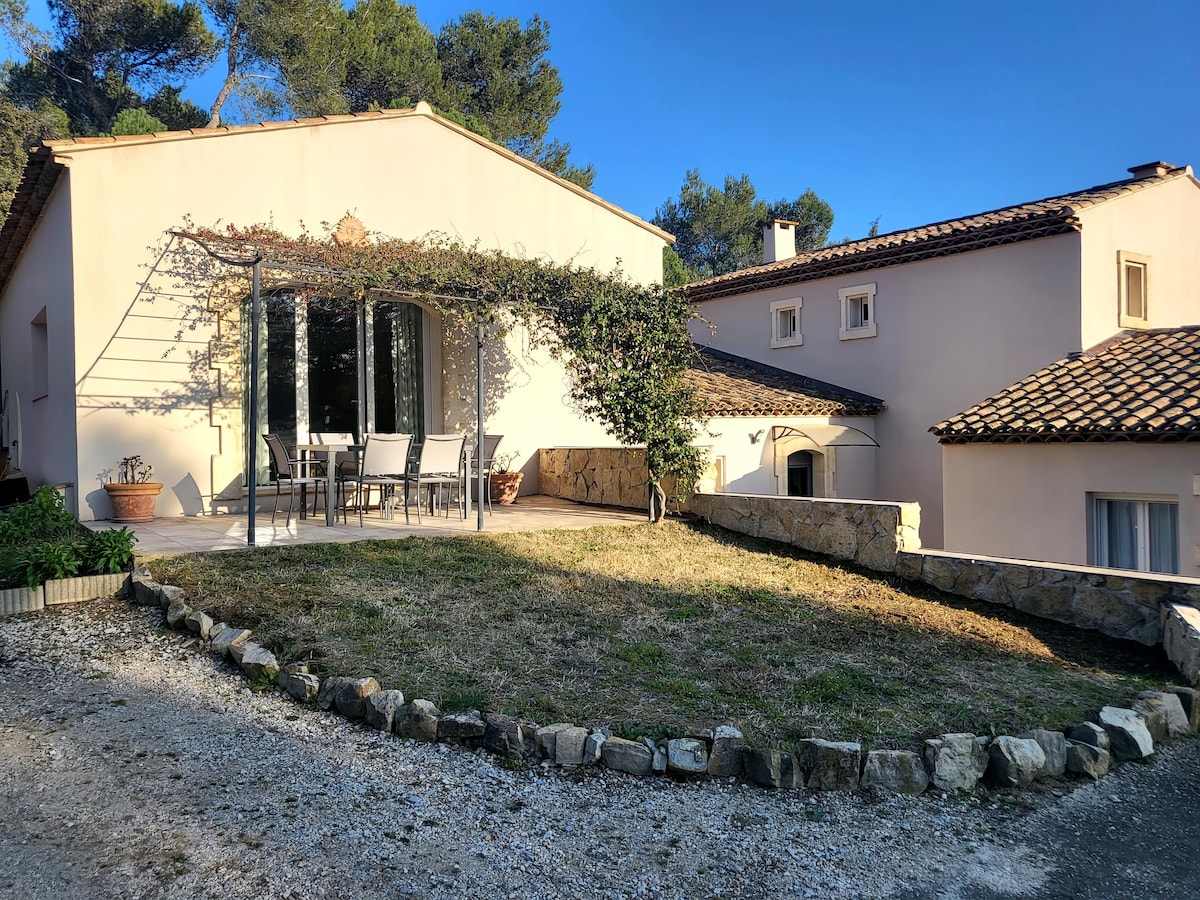 Proprietà Airbnb di successo: Villa Cœur de Garrigue "Puerta Del Sol" -4 beds + bb a Nîmes