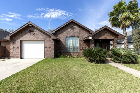 Spacious Pool Home, Outdoor Living, Great Hosts!