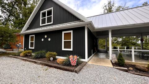 Lazy Daisy-Waterfront Lake House