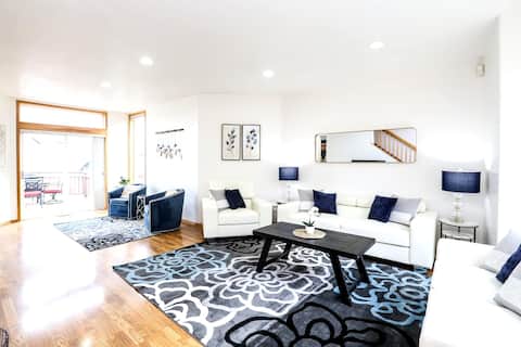 Hillside Home w/ Sunset Views w/ Simpson Arcade