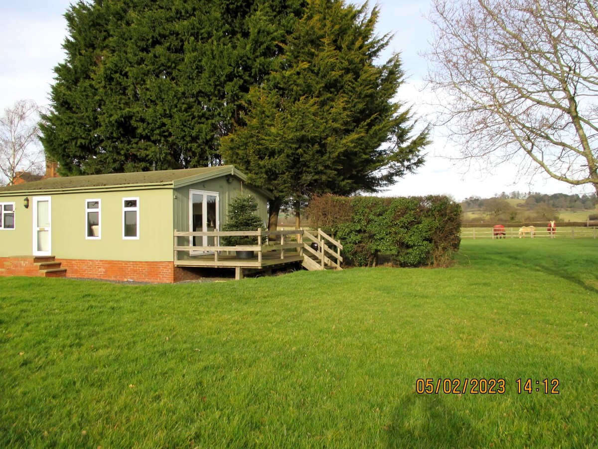 Popular Airbnb listing: Serviced accommodation near M40 junctions 11 & 12 in Warwickshire