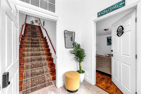 The Retreat - A 6 Bedroom Villa Near Beach & Town