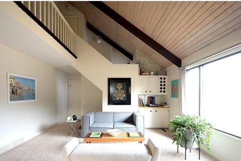 Stylish Lofted w/ private driveway and garage