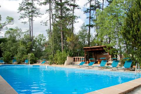 400m² family farmhouse renovated with park and pool