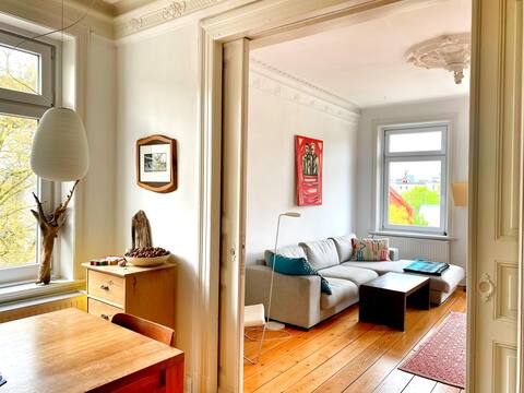 Erfolgreiche Airbnb-Immobilie: Sunny old building apartment near the university with two balconies in Rotherbaum