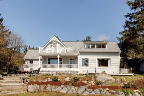 The Stuga | Charming Cottage with Water Views