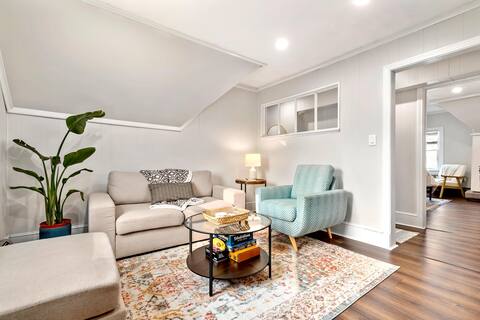 Cozy & Bright Entire Apt | Your New England Hub