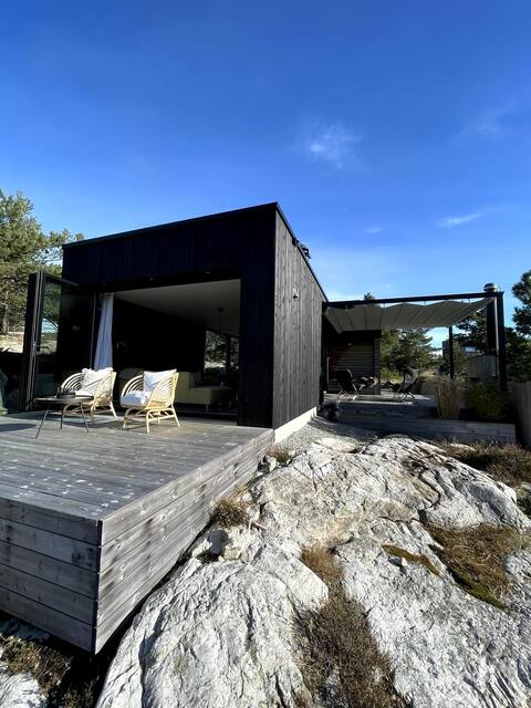 Cabin in great terrain near the sea