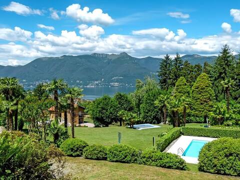 Design apartment with fantastic lake view and pool