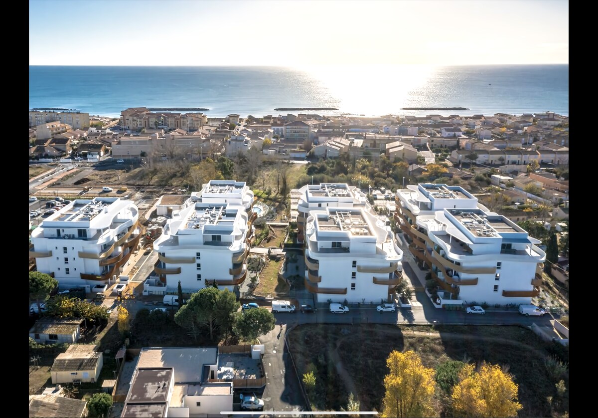 Top performing Airbnb: New T2 + pool, 5-min walk to the beaches in Sérignan