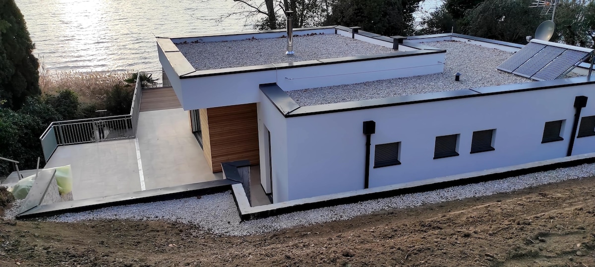 Propriété Airbnb réussie: Lakehouse 68, with private jetty. à Veneto