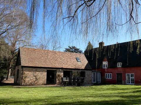 Historic Riverside Retreat ~ Walk to Pubs ~Garden